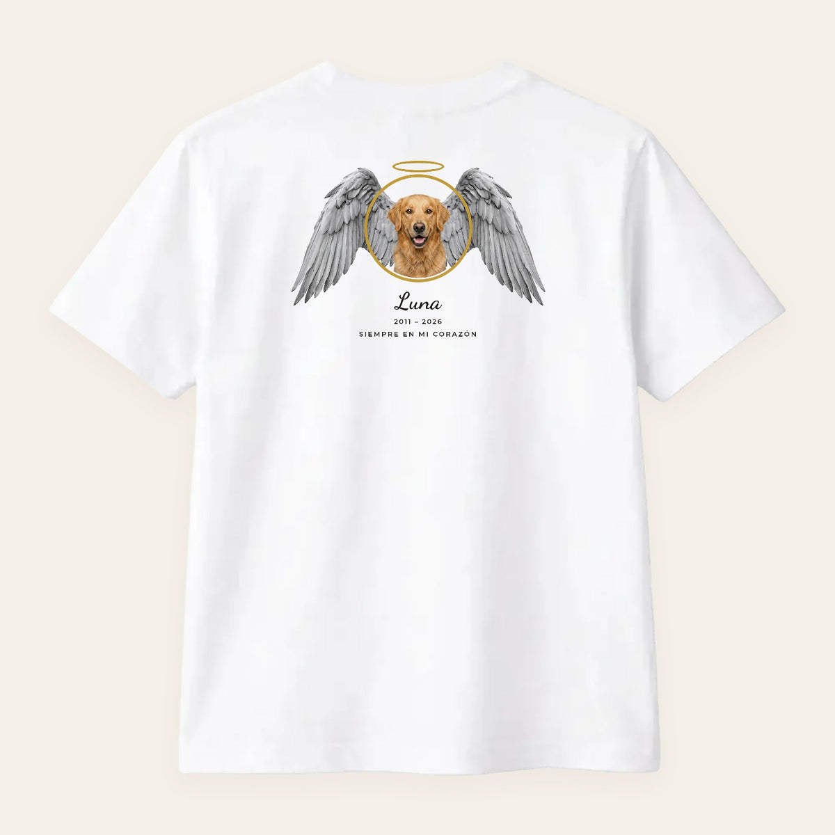 Camiseta blanca personalizada con la foto de tu mascota entre alas de ángel, su nombre y sus años, estampado en la espalda