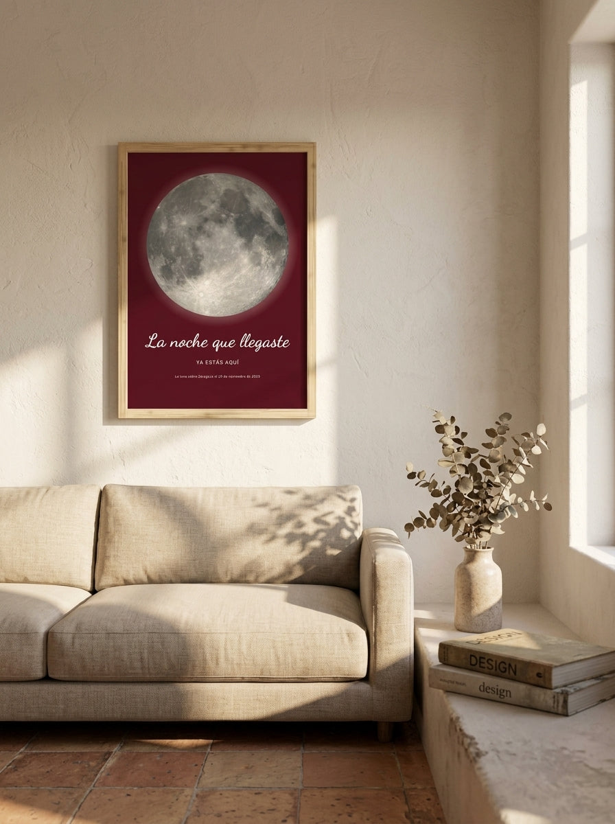 Cuadro fase lunar personalizado de nacimiento colgado sobre un sofá de lino en un salón cálido