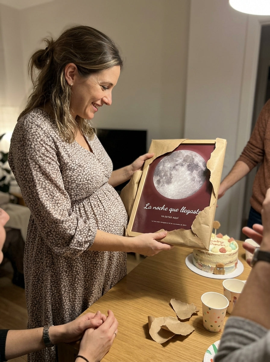 Abriendo el regalo del cuadro fase lunar personalizado de nacimiento en una comida familiar