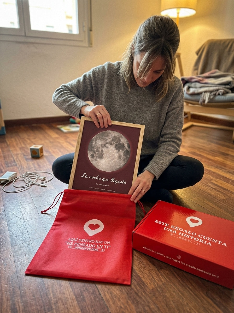 Sacando el cuadro fase lunar personalizado de nacimiento de la bolsa de regalo, con la caja abierta al lado