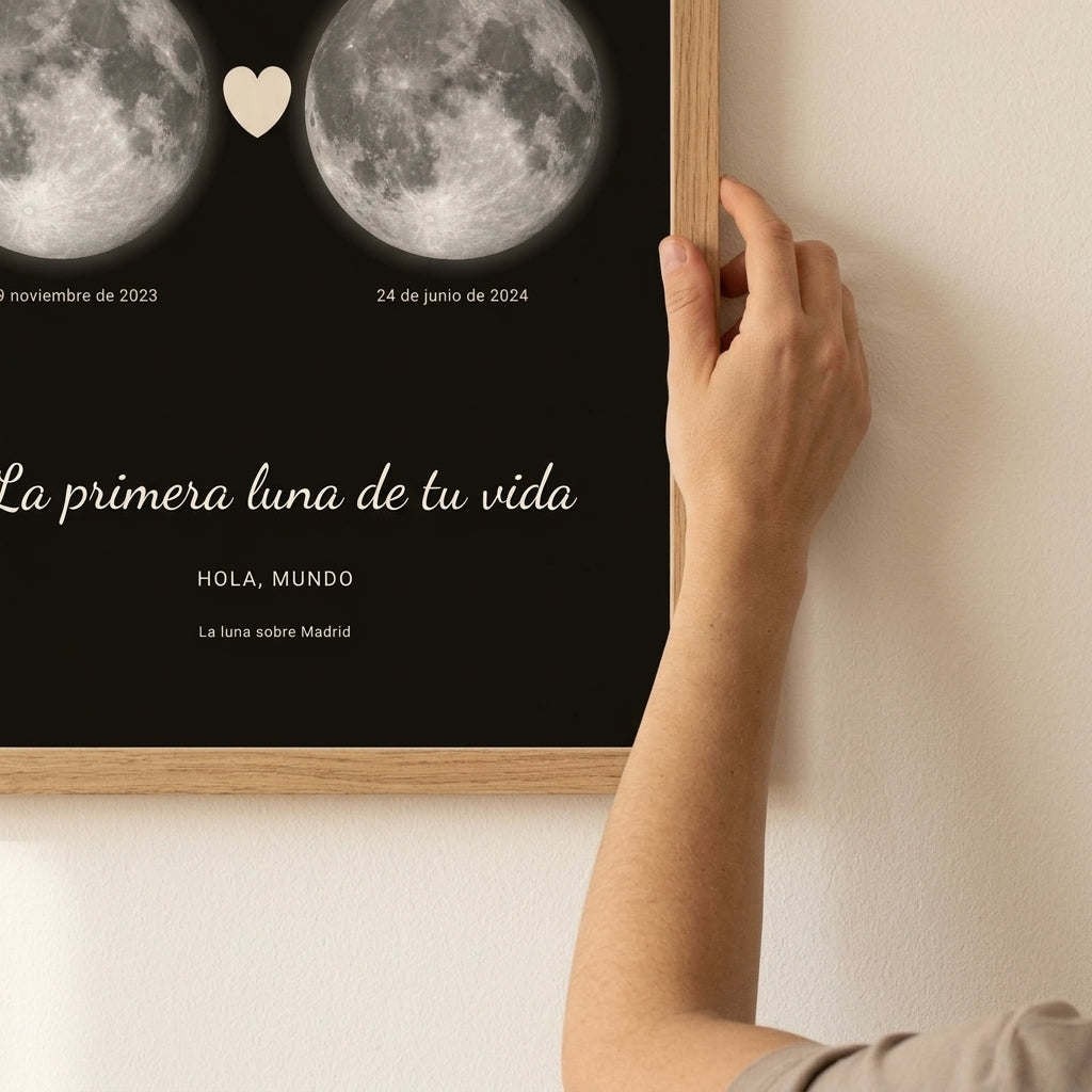 Enderezando el cuadro fase lunar personalizado de nacimiento recién colgado en la pared