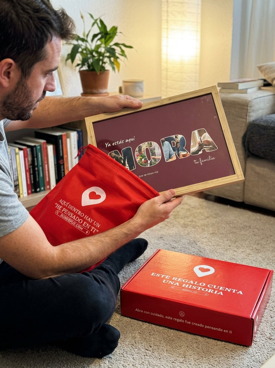 Sacando el cuadro letras con fotos personalizado de nacimiento de la bolsa de regalo, con la caja abierta al lado