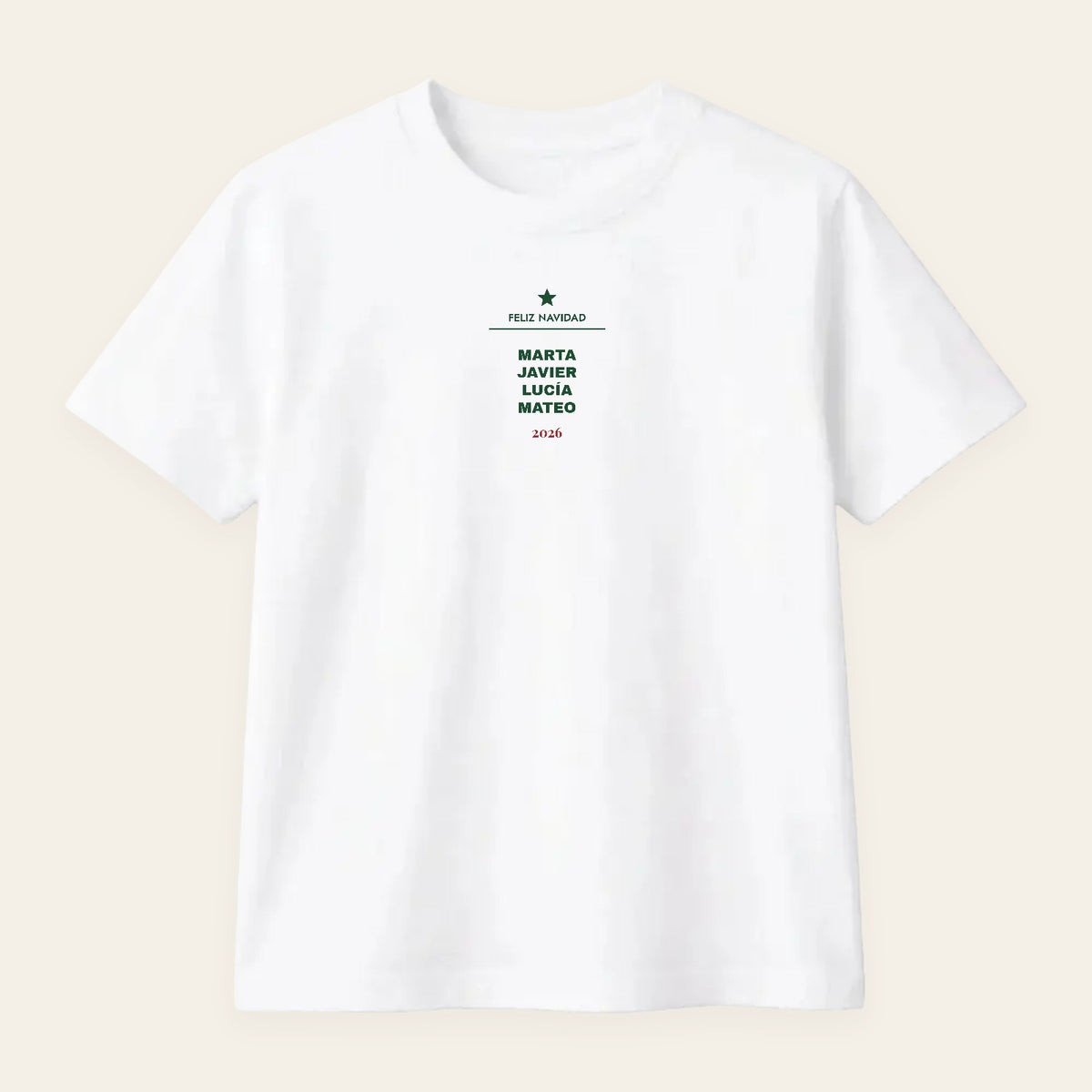 Camiseta blanca de Navidad con los nombres de la familia apilados bajo un rótulo y el año