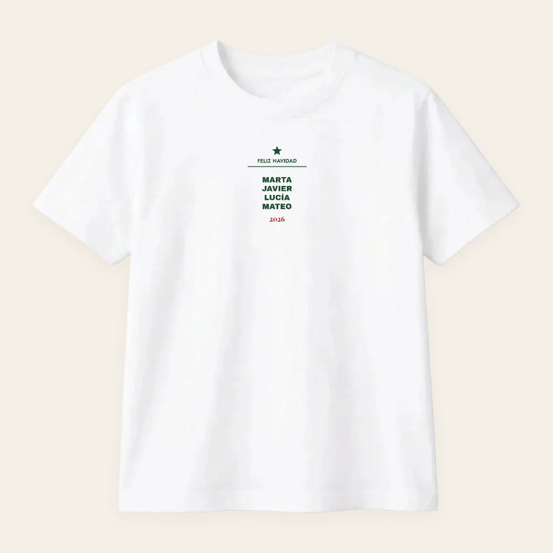 Camiseta blanca de Navidad con los nombres de la familia apilados bajo un rótulo y el año