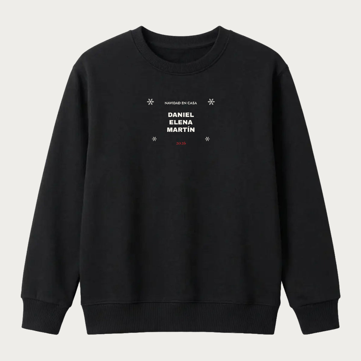Sudadera negra de Navidad con los nombres de la familia entre copos de nieve