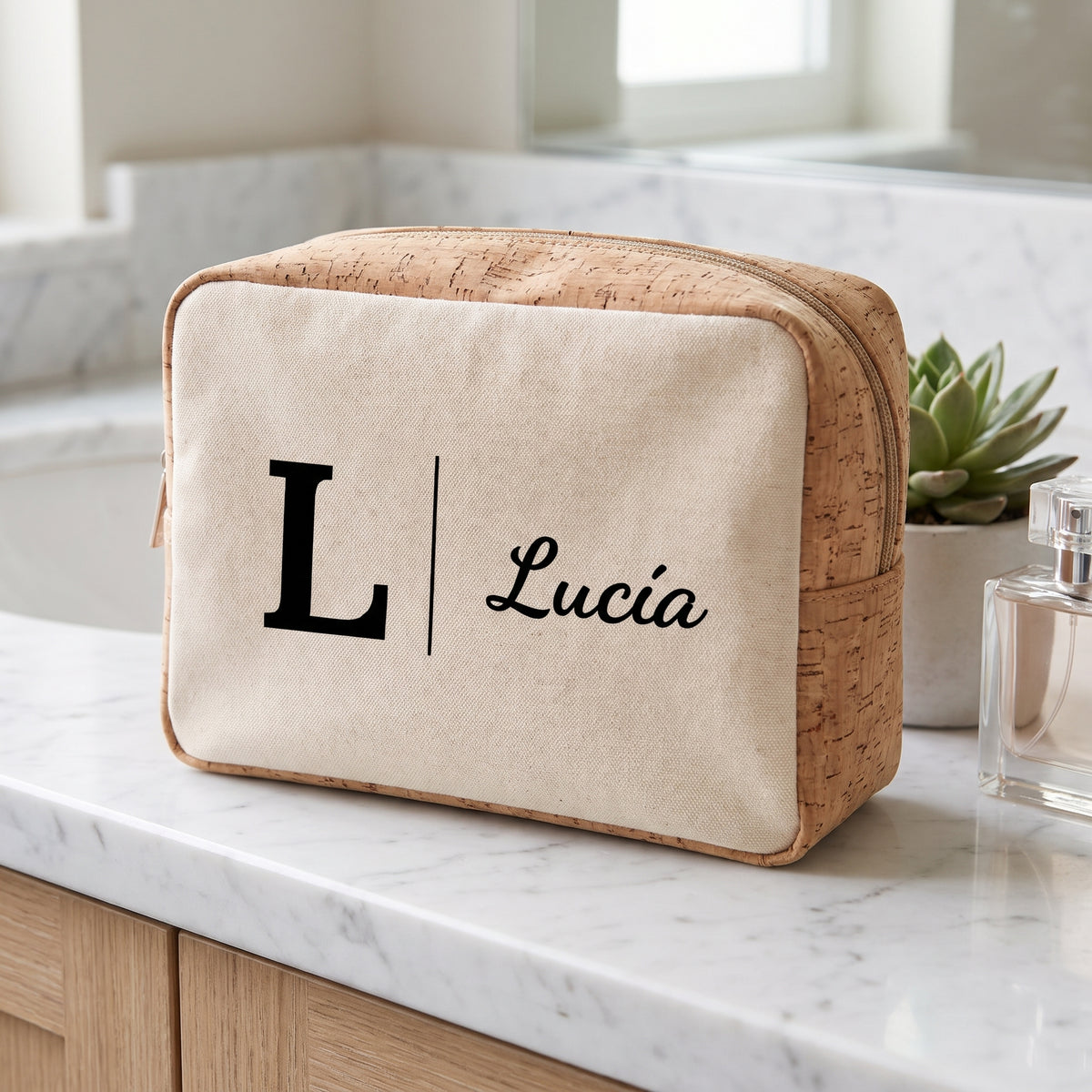 Neceser de corcho personalizado con la inicial y el nombre
