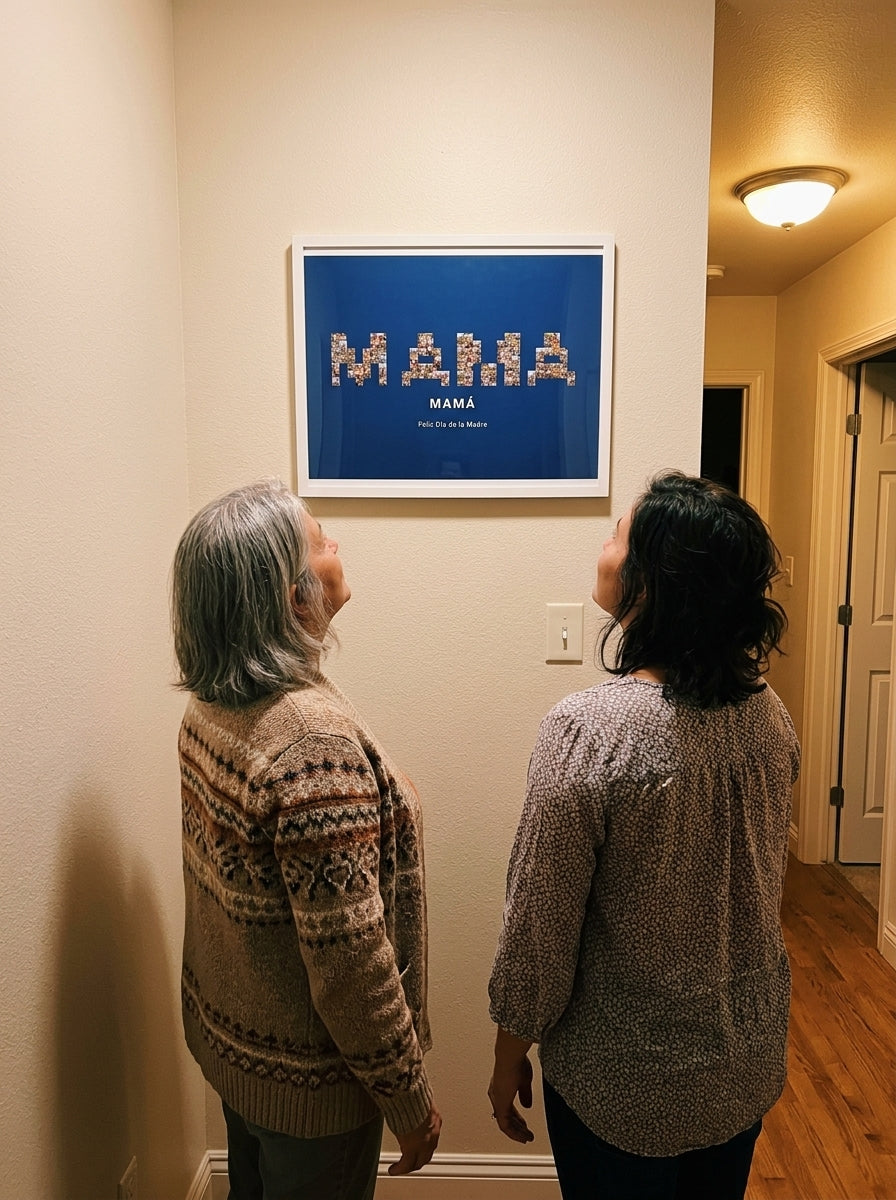 Madre e hija mirando el cuadro nombre con fotos personalizado Día de la Madre recién colgado