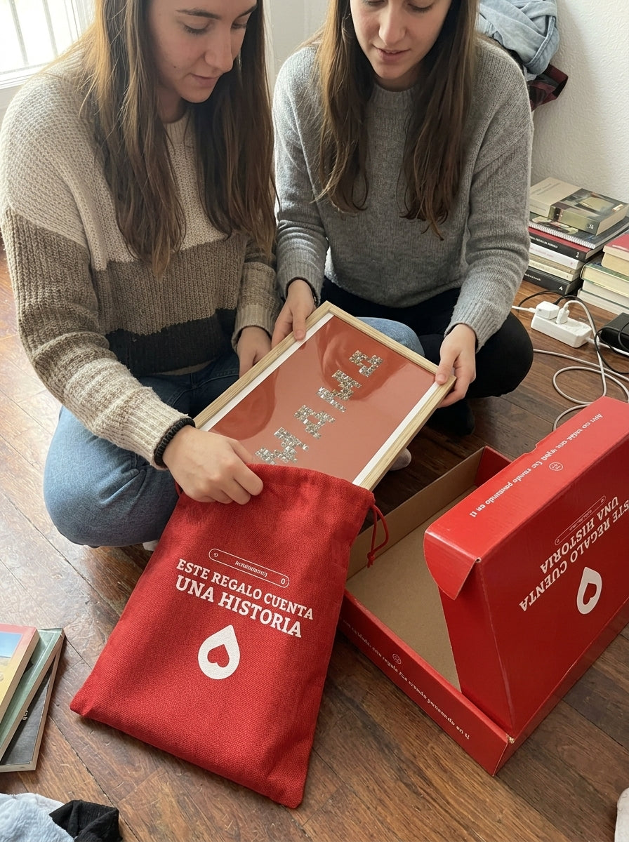 Sacando el cuadro nombre con fotos personalizado Día de la Madre de la bolsa de regalo, con la caja abierta al lado