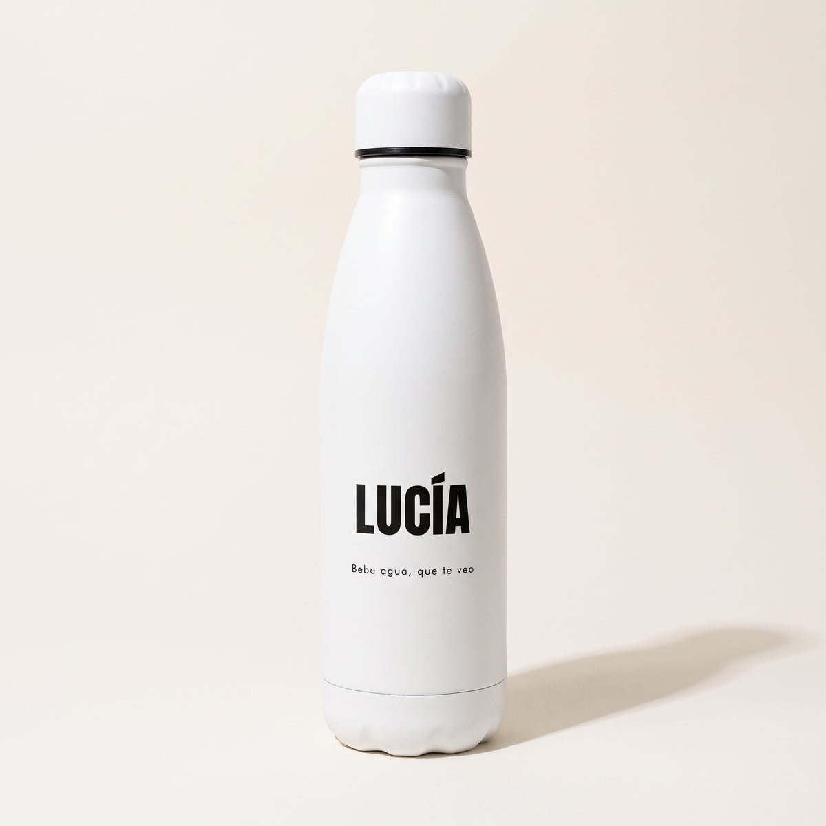 Botella de acero blanco con el nombre LUCÍA y una frase debajo