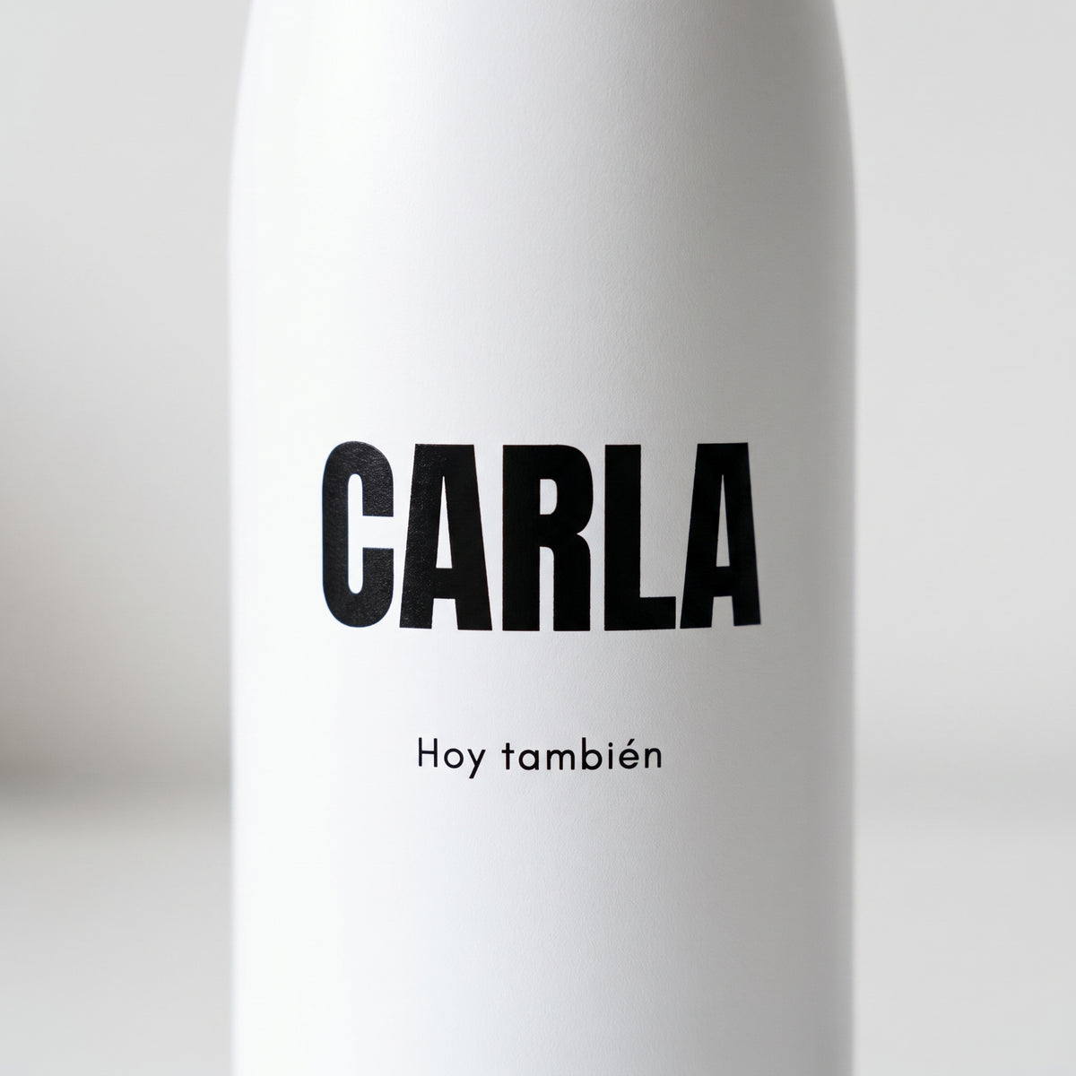 Detalle del nombre CARLA impreso en la botella de acero