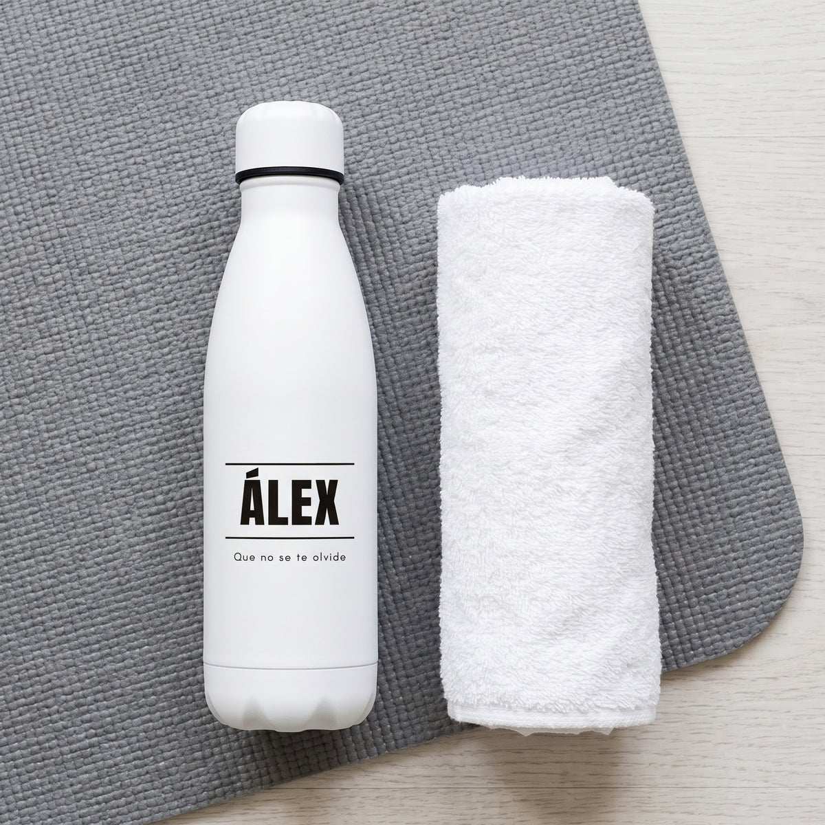 La botella con el nombre ÁLEX sobre una esterilla de yoga