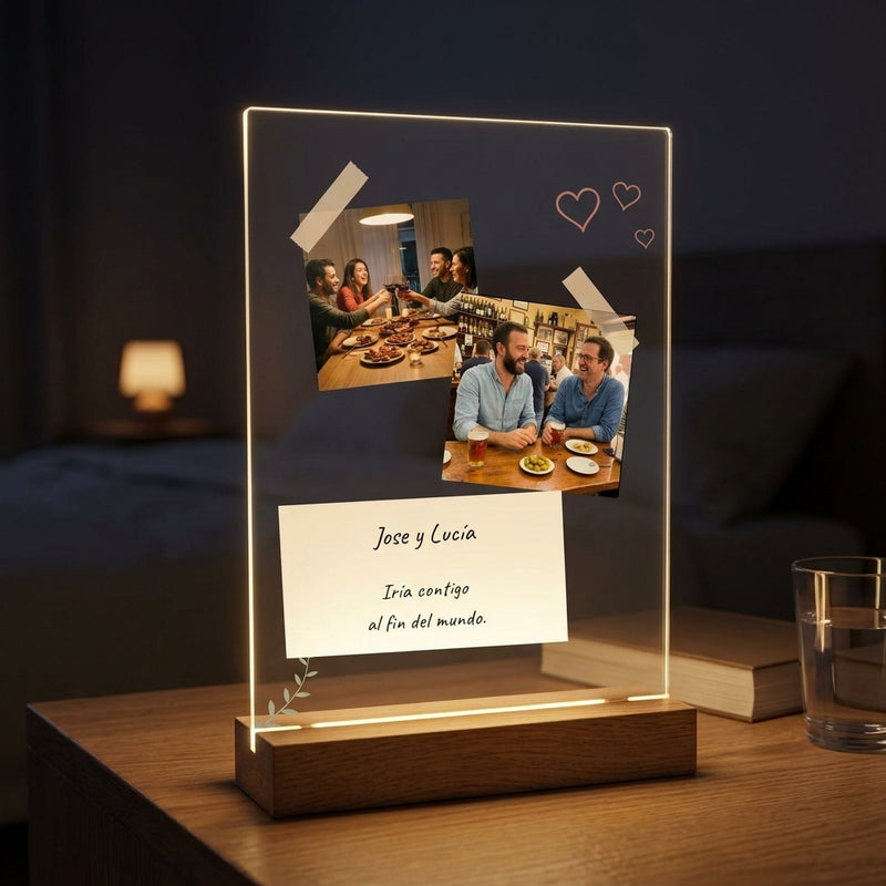 Placa de metacrilato personalizada con fotos y una nota encendida sobre la base de madera con luz LED, en una mesilla de noche