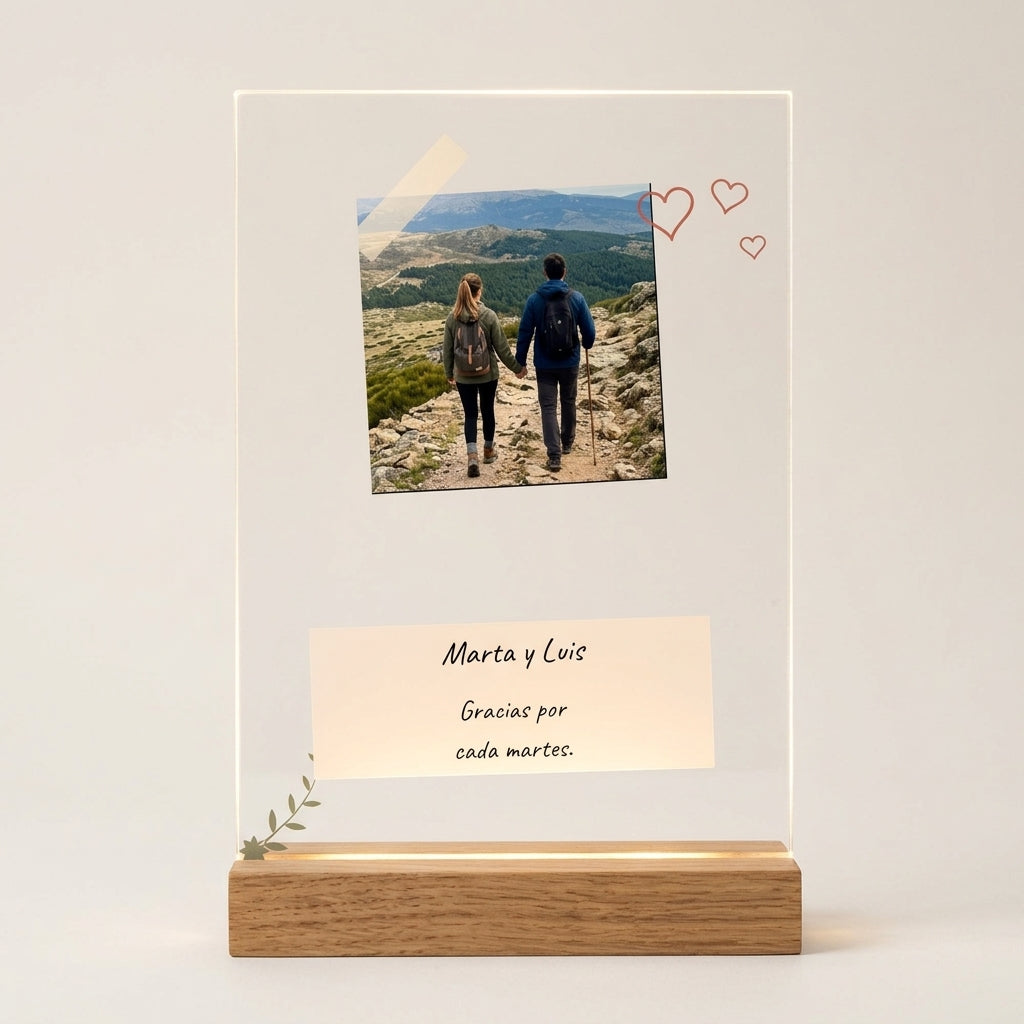 Placa de metacrilato personalizada con fotos y una nota sobre su base de luz, foto de estudio sobre fondo neutro