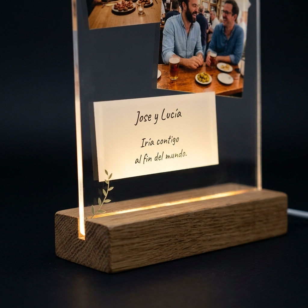 Detalle de la base de madera con luz LED de la placa de metacrilato personalizada con fotos y una nota
