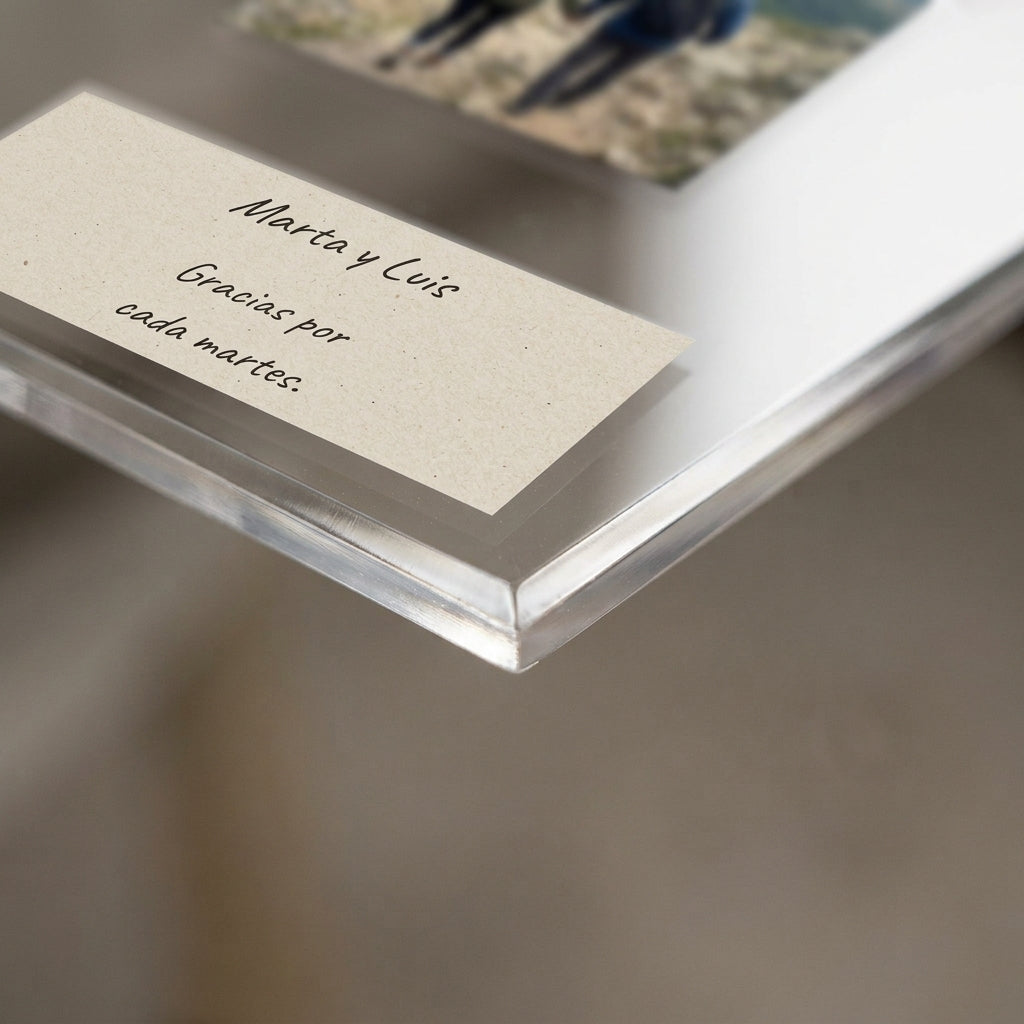 Detalle del canto pulido y de la impresión UV de la placa de metacrilato personalizada con fotos y una nota