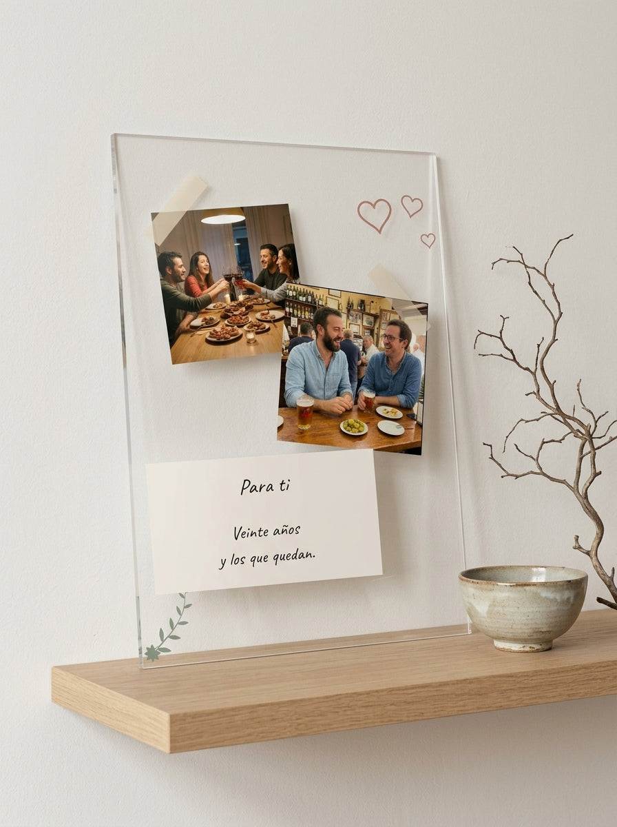 Placa de metacrilato personalizada con fotos y una nota apoyada en una balda de roble junto a una rama seca
