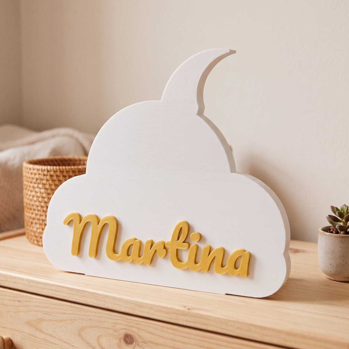 Nube con luna y el nombre Martina en dorado sobre la cómoda de una habitación infantil