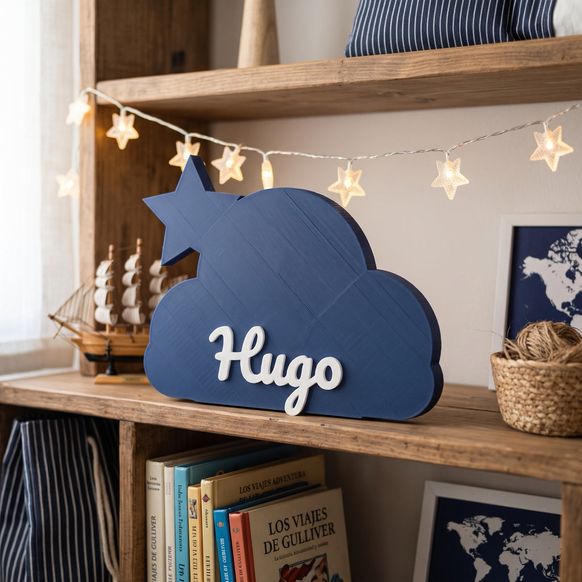 Nube azul marino con estrella y el nombre Hugo en la estantería de un dormitorio infantil