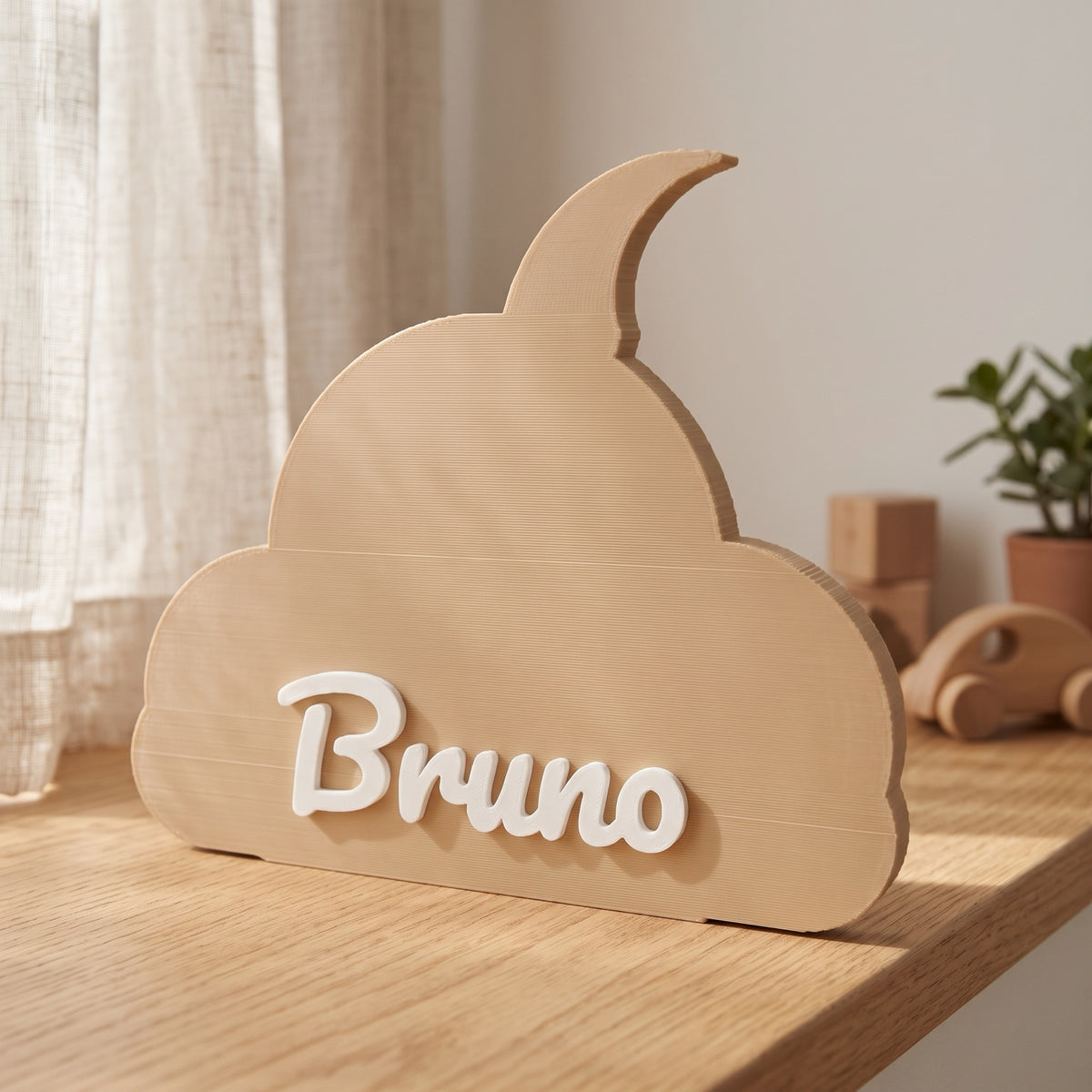 Nube con luna color madera y el nombre Bruno en el alféizar de una habitación infantil