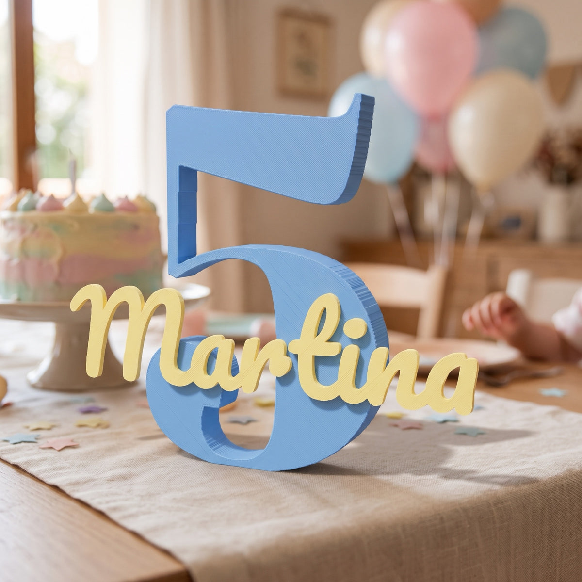 Número 5 de cumpleaños personalizado con el nombre Martina en la mesa de la fiesta