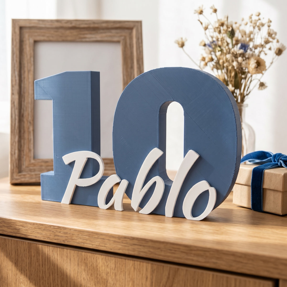 Número 10 azul con el nombre Pablo como regalo de cumpleaños en un mueble