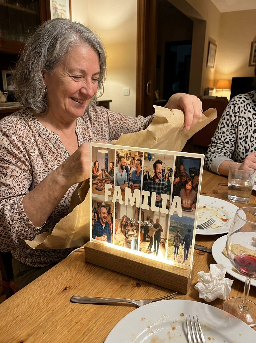 Abriendo el regalo de la placa de metacrilato personalizada con ocho fotos en una comida familiar
