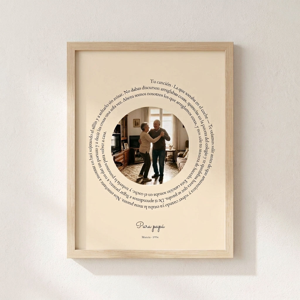 Cuadro canción personalizado del Día del Padre con la letra de su canción en espiral alrededor de vuestra foto, colgado en una pared clara