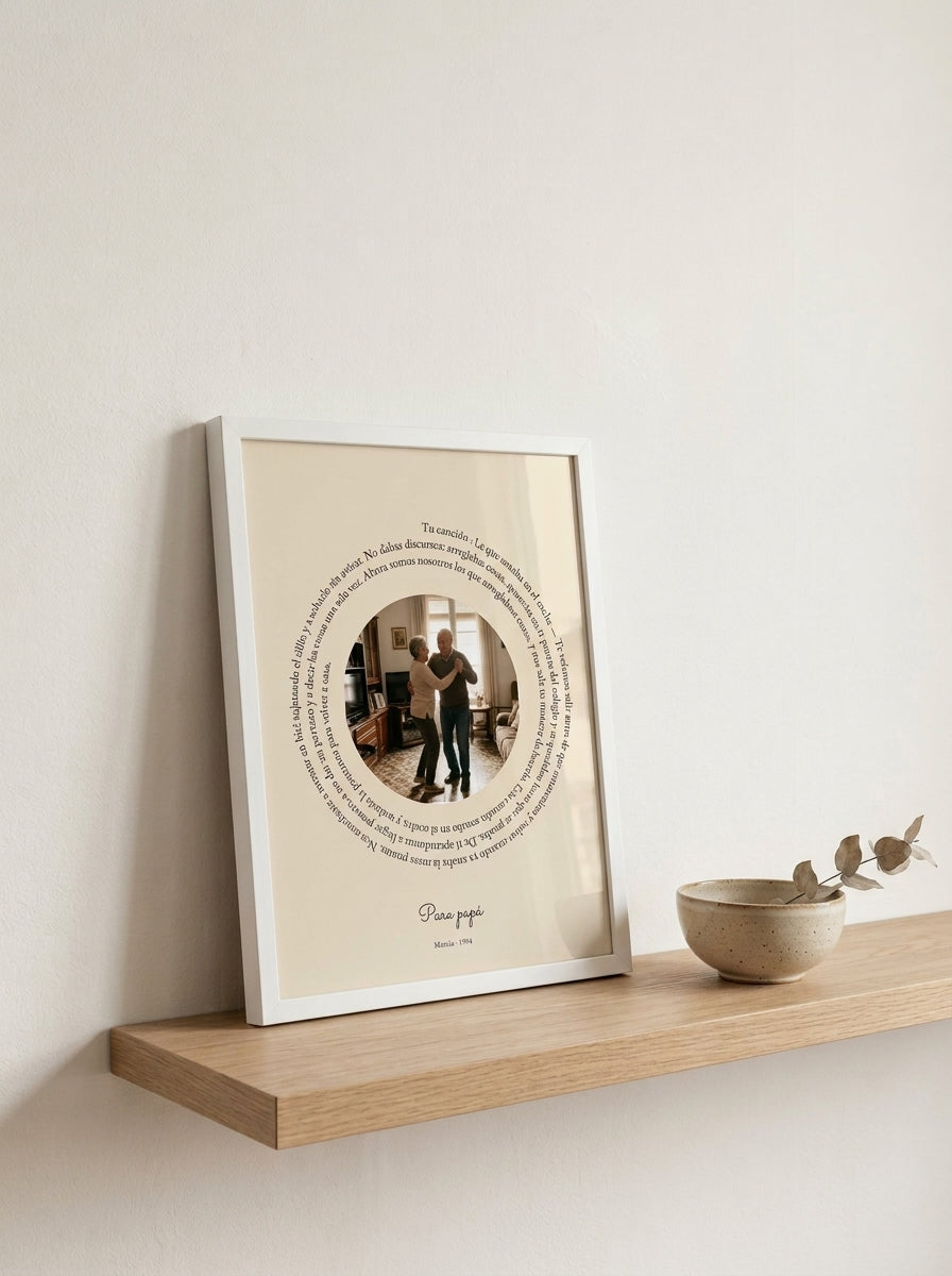 Cuadro canción personalizado del Día del Padre apoyado en una balda de roble junto a una rama seca