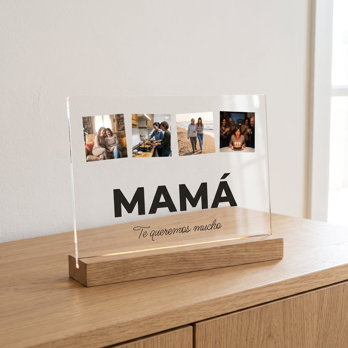 Placa de metacrilato personalizada con la palabra y cuatro fotos sobre un aparador de roble en una habitación luminosa, con su base de madera con luz