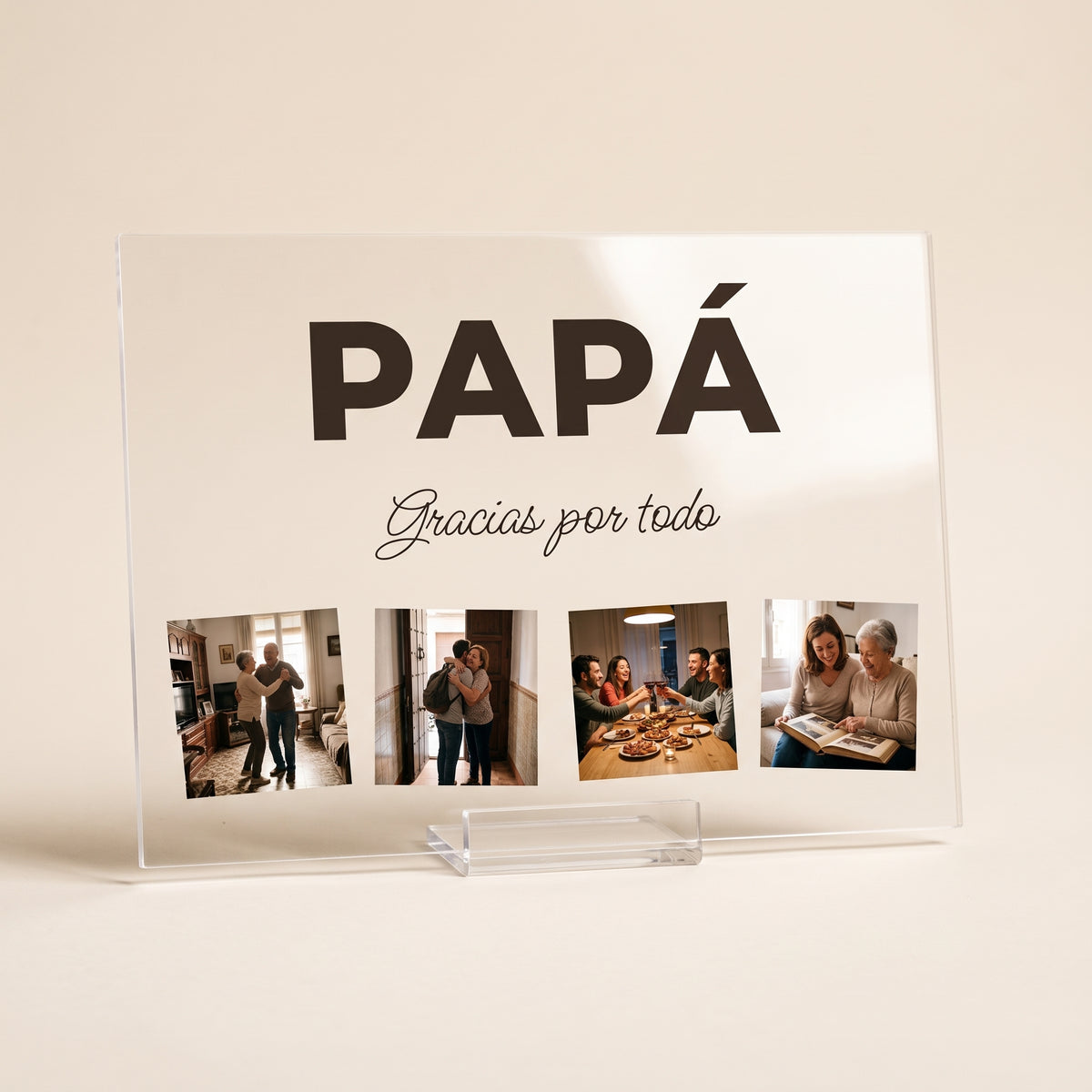Placa de metacrilato personalizada con la palabra y cuatro fotos en su peana transparente, foto de estudio sobre fondo cálido neutro