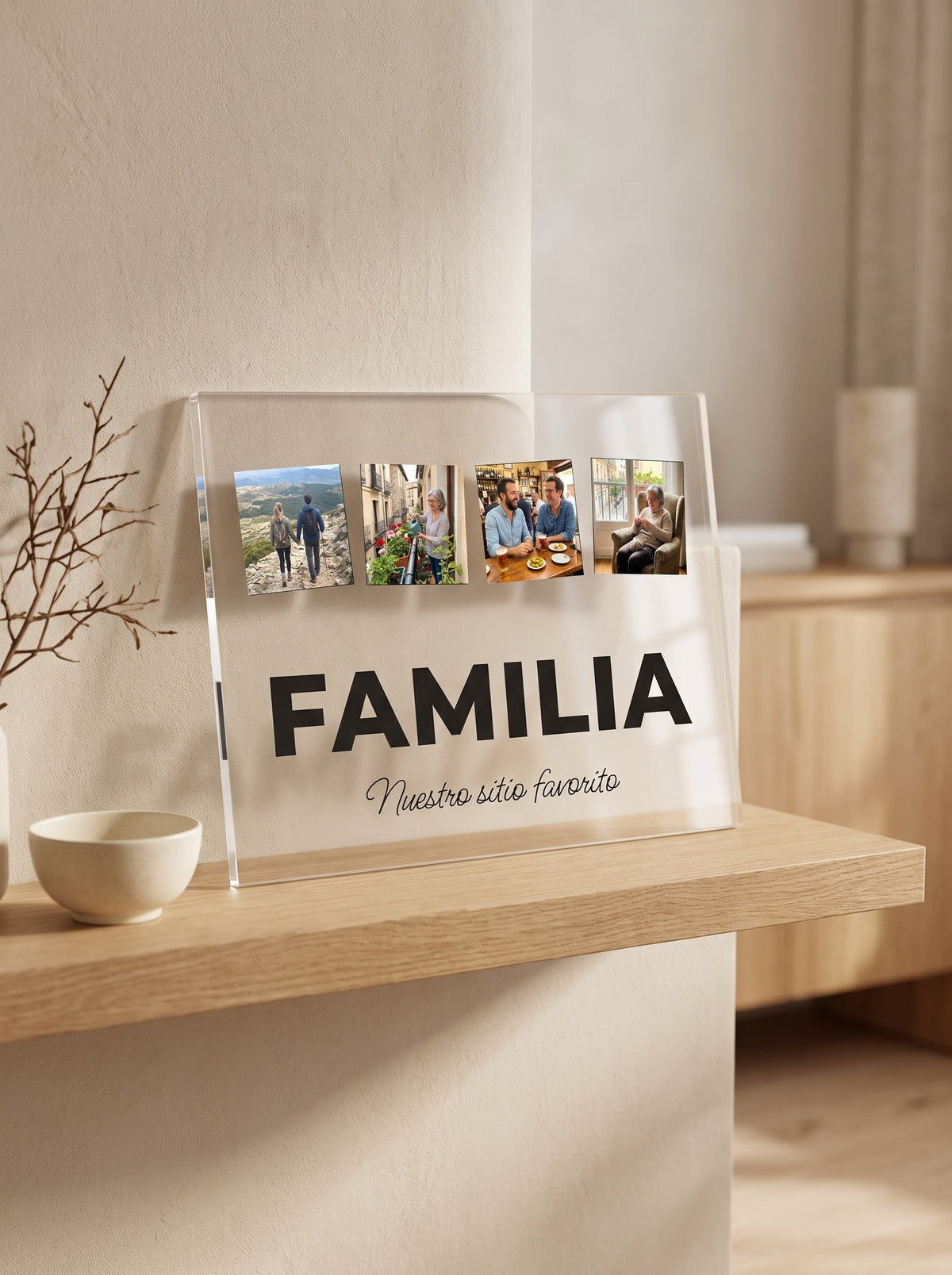 Placa de metacrilato personalizada con la palabra y cuatro fotos apoyada en una balda de roble junto a un cuenco de cerámica y una rama seca