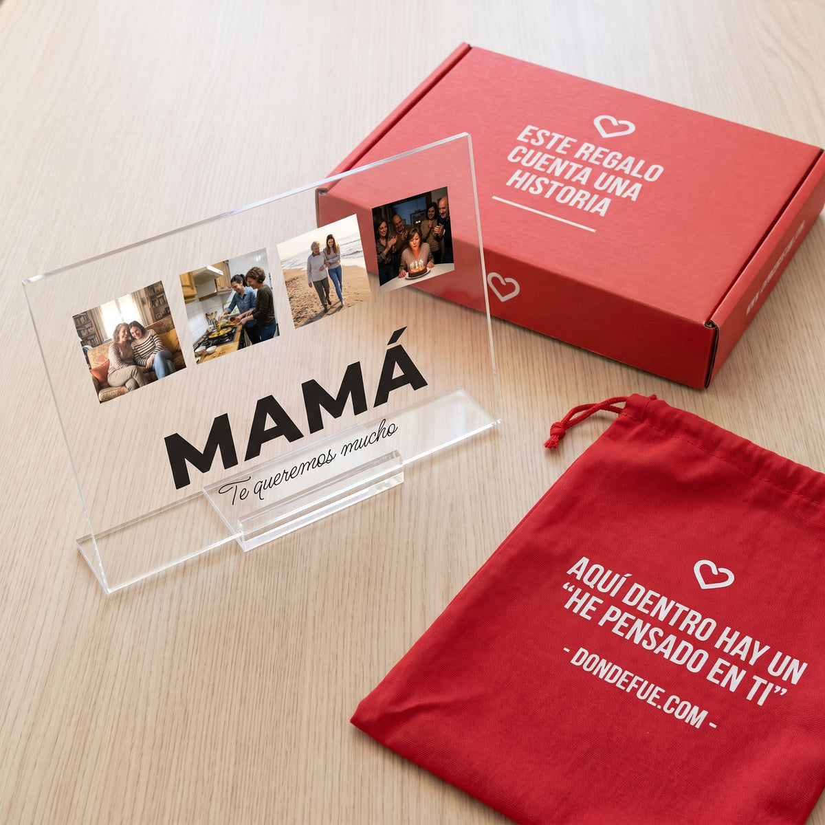 Placa de metacrilato personalizada con la palabra y cuatro fotos junto a la caja y la bolsa de regalo de Donde Fue