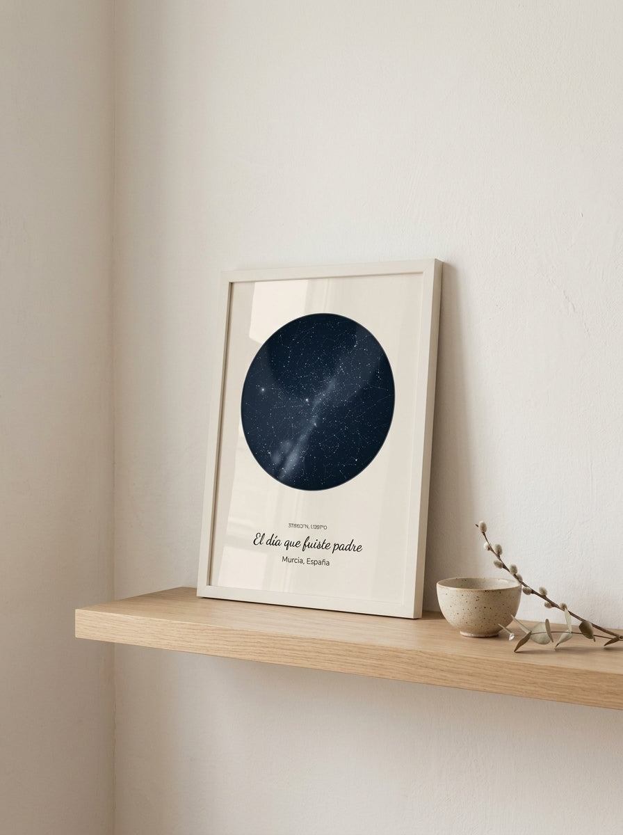 Cuadro mapa estelar personalizado del Día del Padre apoyado en una balda de roble junto a una rama seca