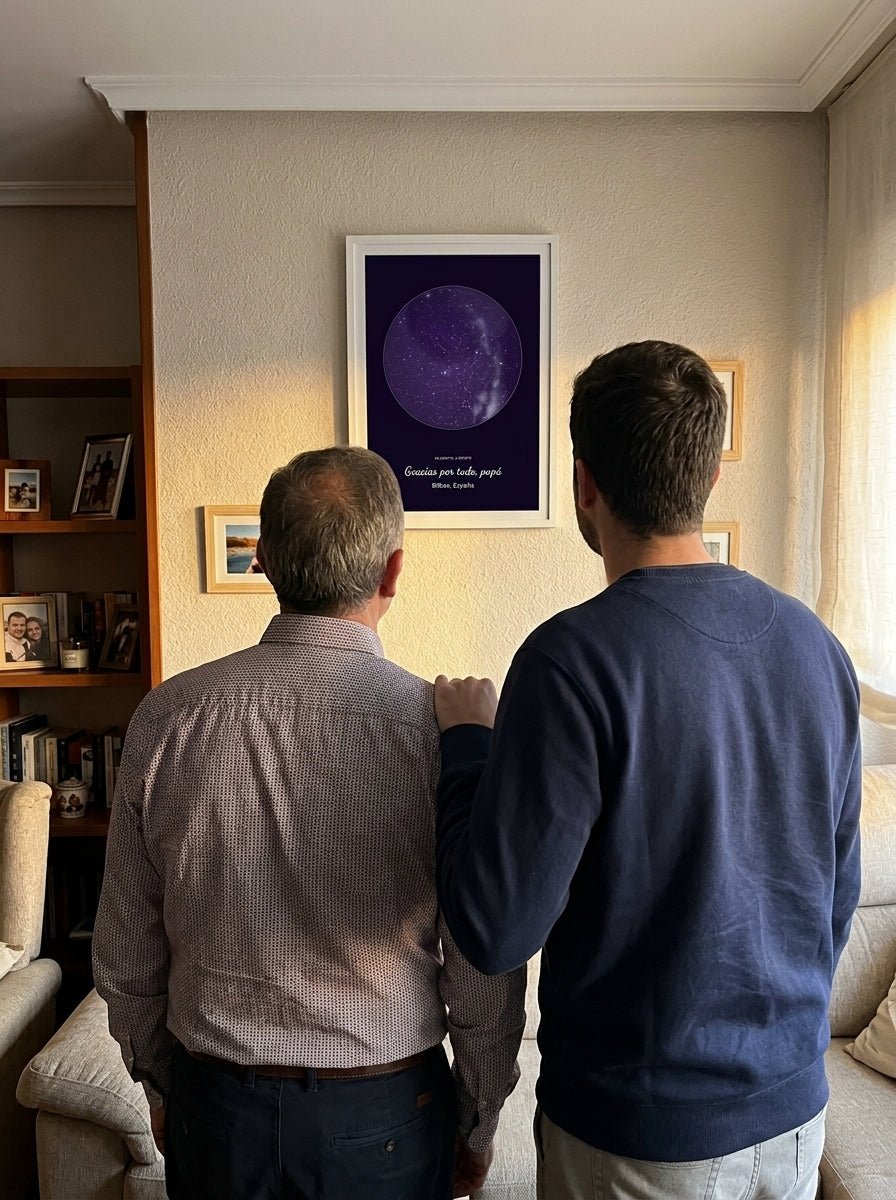 Un padre y su hijo mirando el cuadro mapa estelar personalizado del Día del Padre recién colgado