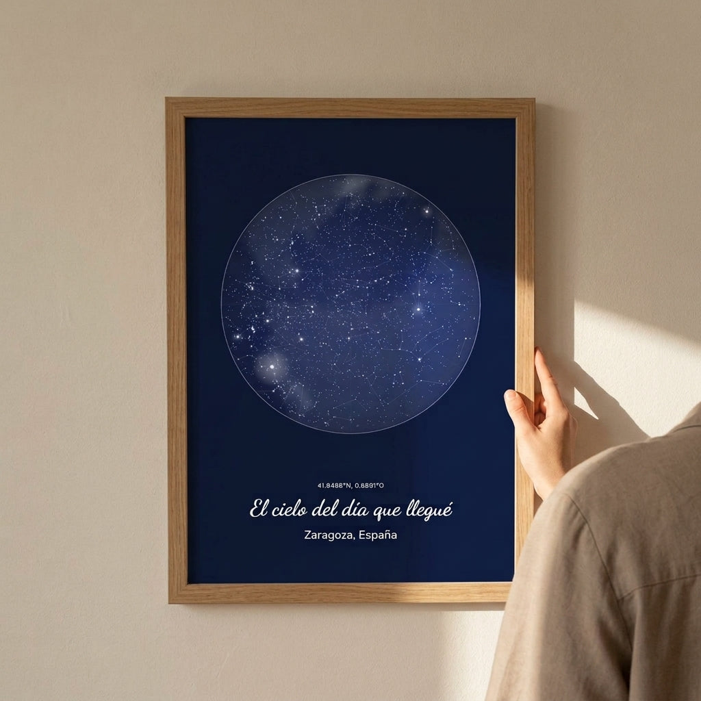 Enderezando el cuadro mapa estelar personalizado del Día del Padre recién colgado en la pared