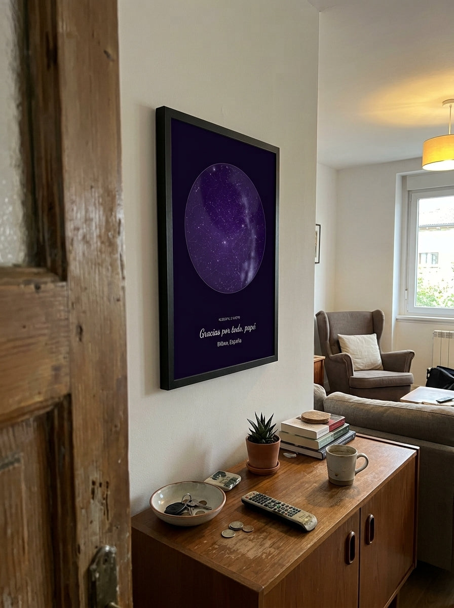 El cuadro mapa estelar personalizado del Día del Padre visto desde la puerta del salón
