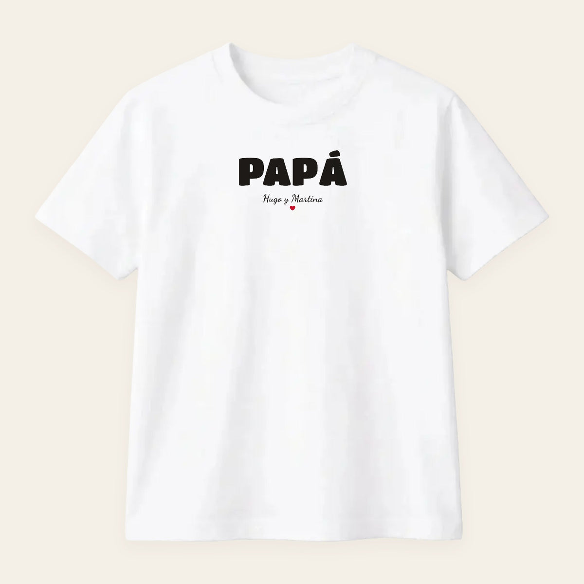 Camiseta blanca personalizada con PAPÁ en grande y los nombres de los hijos, estampado en el pecho