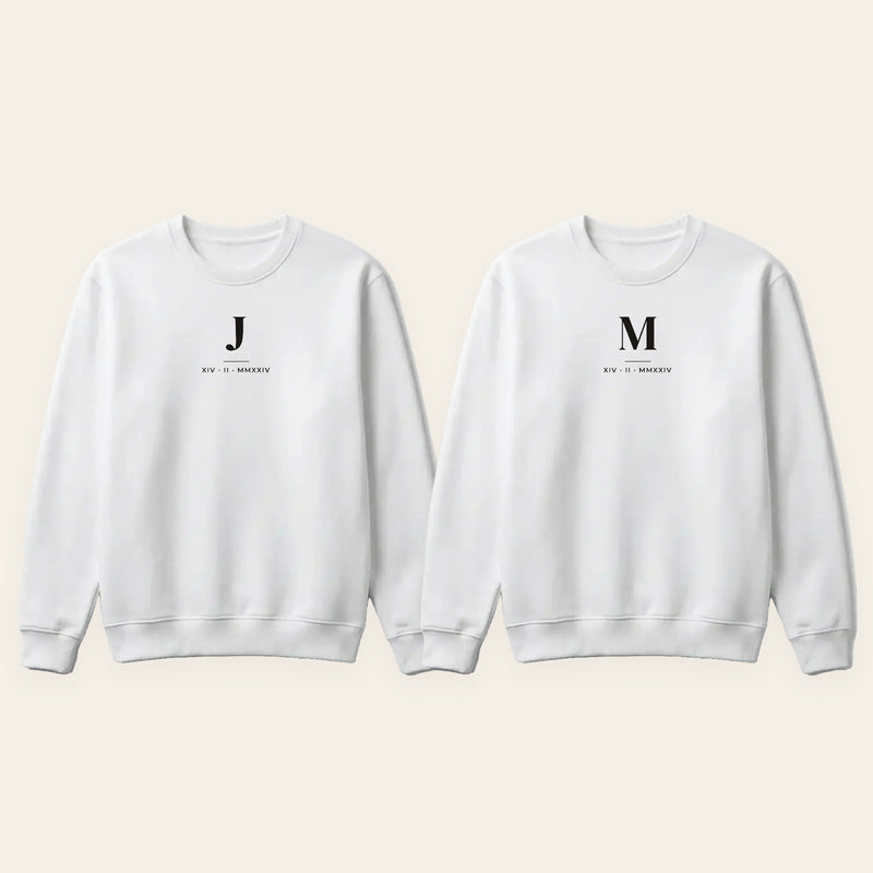Sudaderas de pareja personalizadas a juego: una con «J» y otra con «M» en grande, y la fecha en números romanos XIV · II · MMXXIV