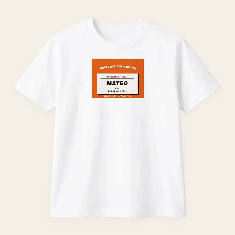 Camiseta blanca de Navidad con la ficha del Penal del Polo Norte personalizada con el nombre y el delito