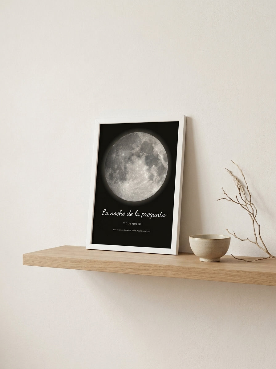 Cuadro fase lunar personalizado de pedida de mano apoyado en una balda de roble junto a una rama seca