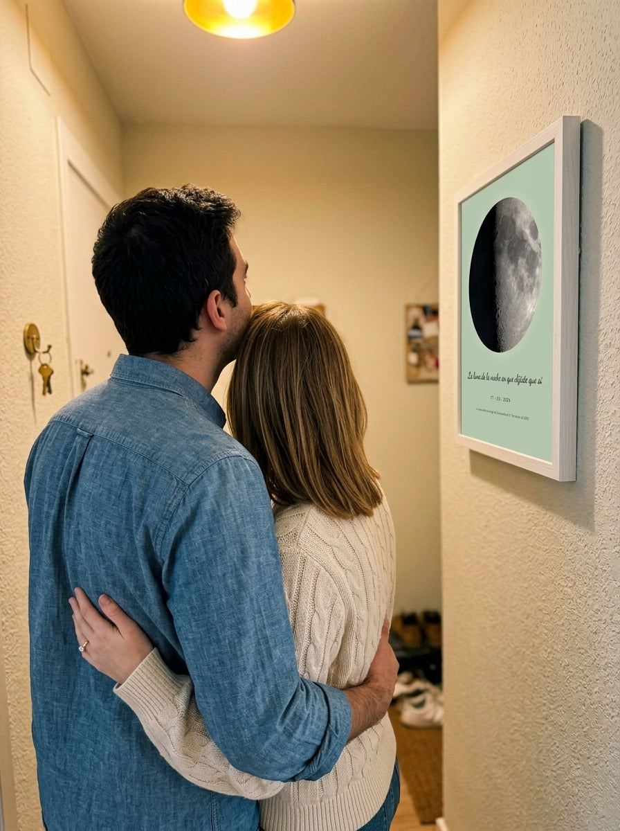 Una pareja recién prometida mirando el cuadro fase lunar personalizado de pedida de mano recién colgado