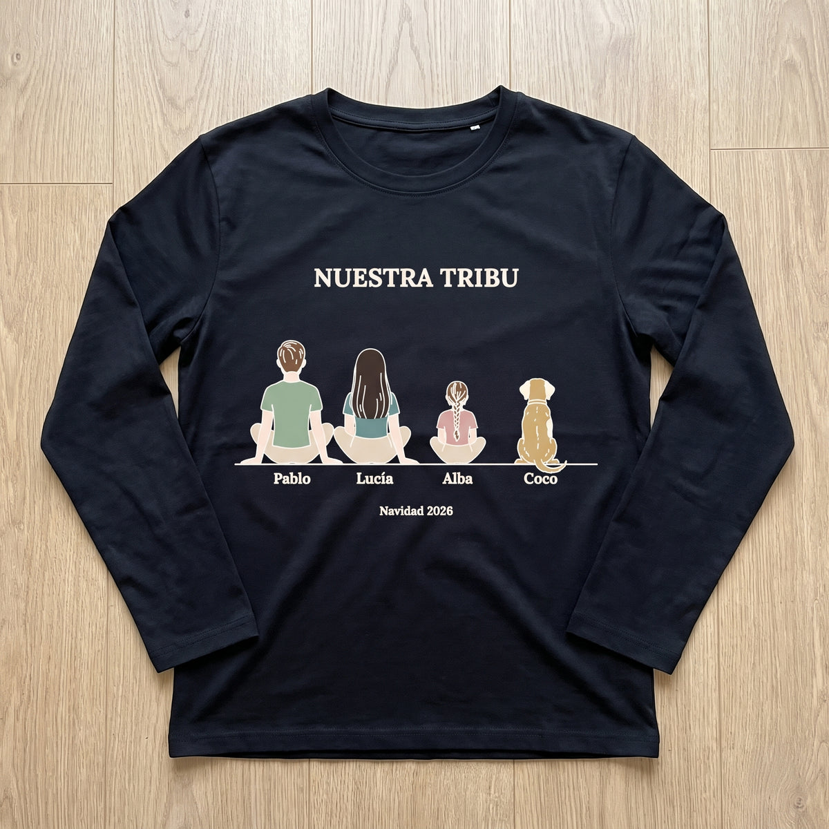 Parte de arriba de pijama negra «Nuestra tribu» con la familia y sus nombres