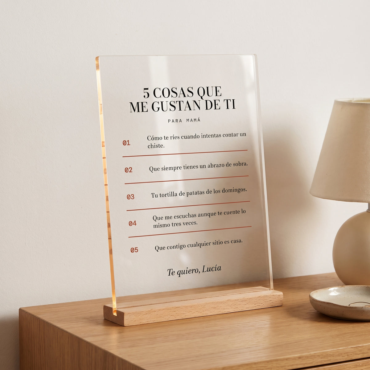 Placa «5 cosas que me gustan de ti» vista en ángulo, para ver el grosor