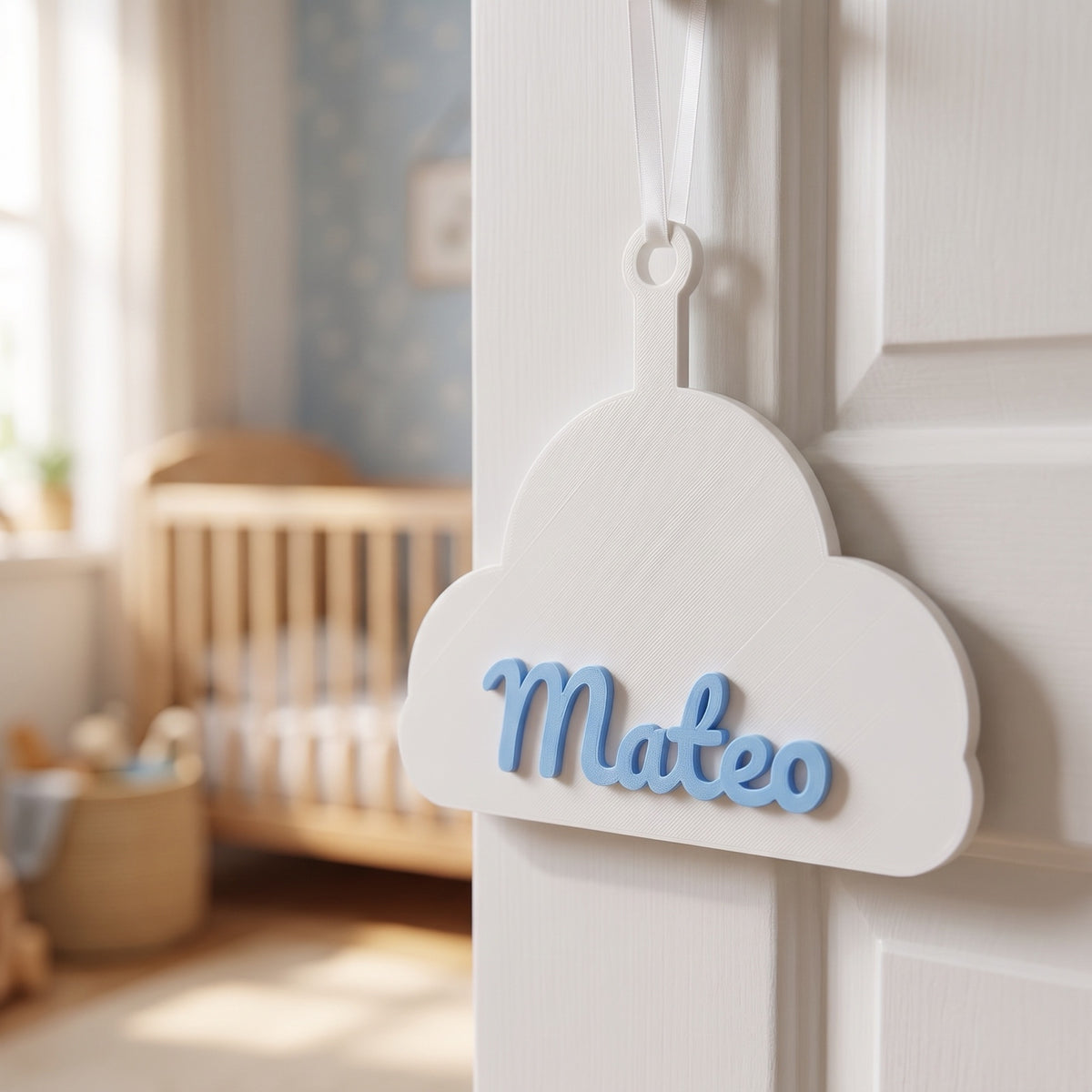 Placa de puerta infantil en forma de nube con el nombre Mateo colgada en la puerta del dormitorio