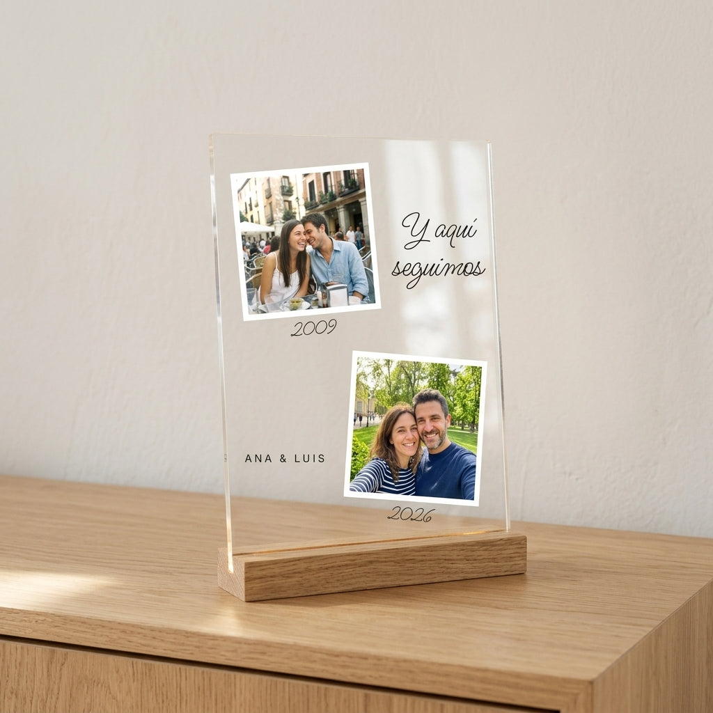 Placa de metacrilato «Antes y ahora» con dos fotos de pareja en polaroid, los años 2009 y 2026 y la frase «Y aquí seguimos»