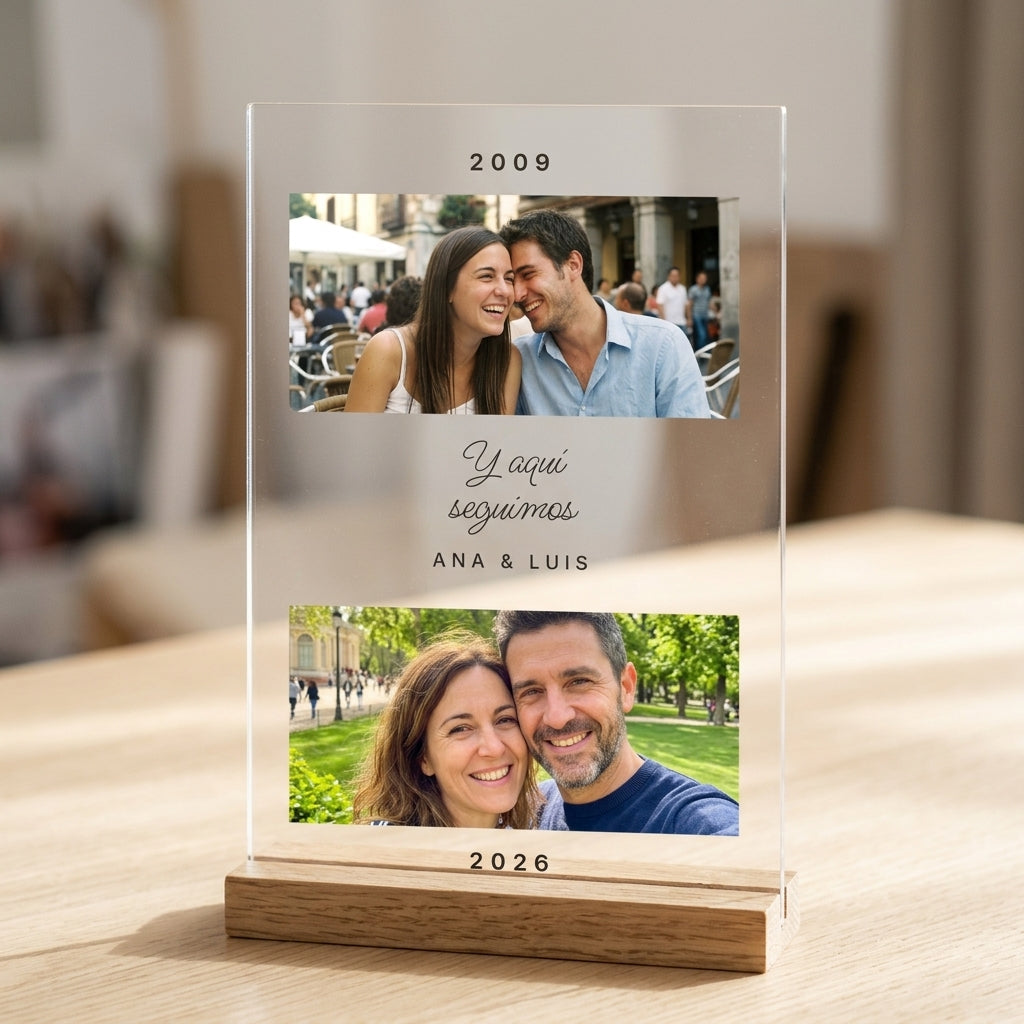 Placa «Antes y ahora» sobre base de madera con luz, en una mesa con luz de día