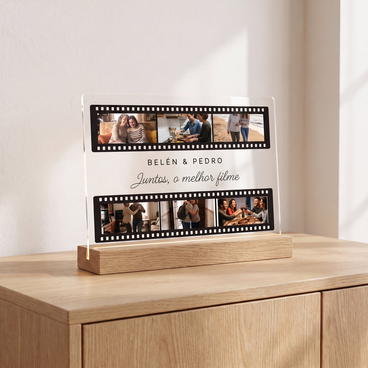 Placa de metacrilato personalizada carrete de fotos sobre un aparador de roble en una habitación luminosa, con su base de madera con luz