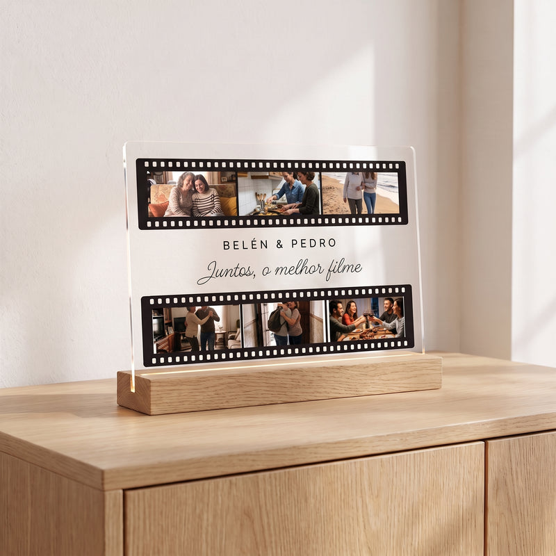 Placa de metacrilato personalizada carrete de fotos sobre un aparador de roble en una habitación luminosa, con su base de madera con luz