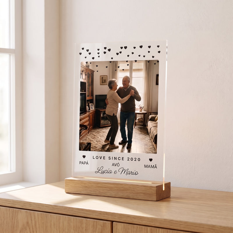 Placa de metacrilato personalizada con corazoncitos sobre un aparador de roble en una habitación luminosa, con su base de madera con luz