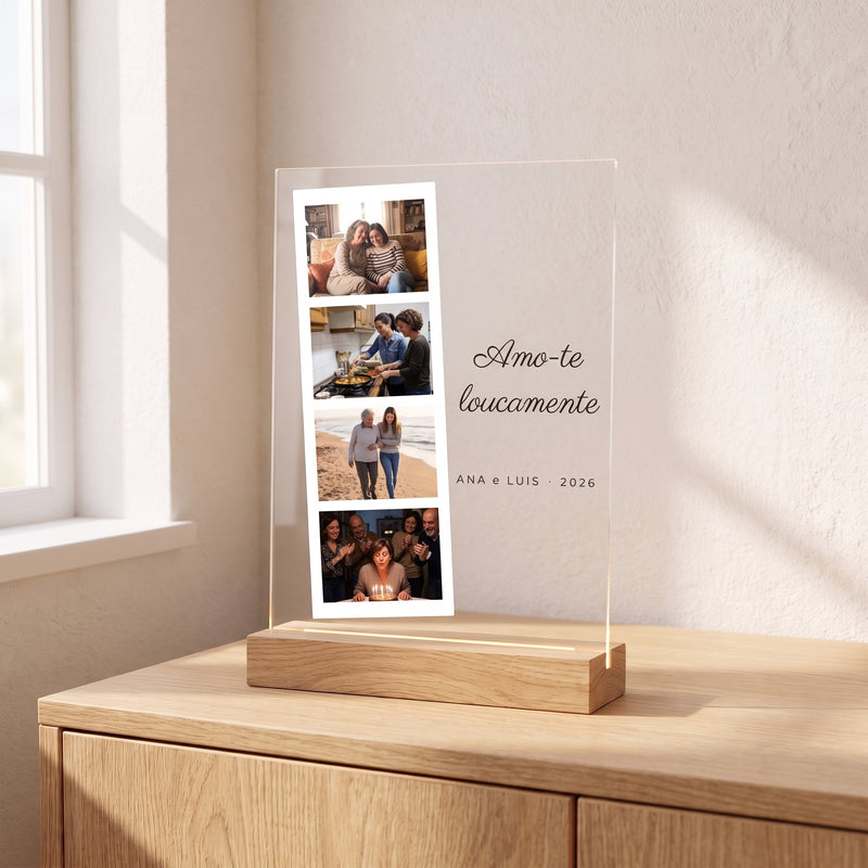 Placa de metacrilato personalizada fotomatón sobre un aparador de roble en una habitación luminosa, con su base de madera con luz